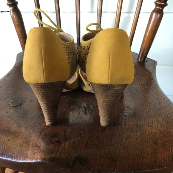 ModCloth Restricted Mustard Heels Sz 8.5 - Picture 3 of 4
